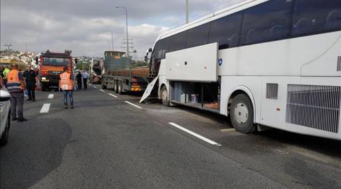 הרוג בתאונת דרכים בין אוטובוס למשאית בכביש 65