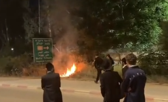 המתפרעים מחוץ לתחנת המשטרה בבית שמש