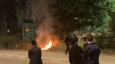 בעקבות מעצר עריק: מפגינים חרדים פרצו לתחנת משטרה בבית שמש