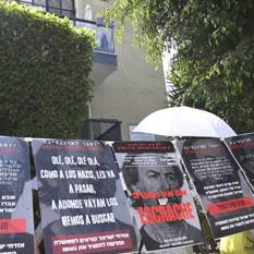 Escrache a un represor de la dictadura argentina r