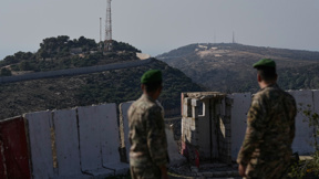 חיילי צבא לבנון מביטים אל מוצבי צה"ל שמעבר לגבול, בחודש שעבר
