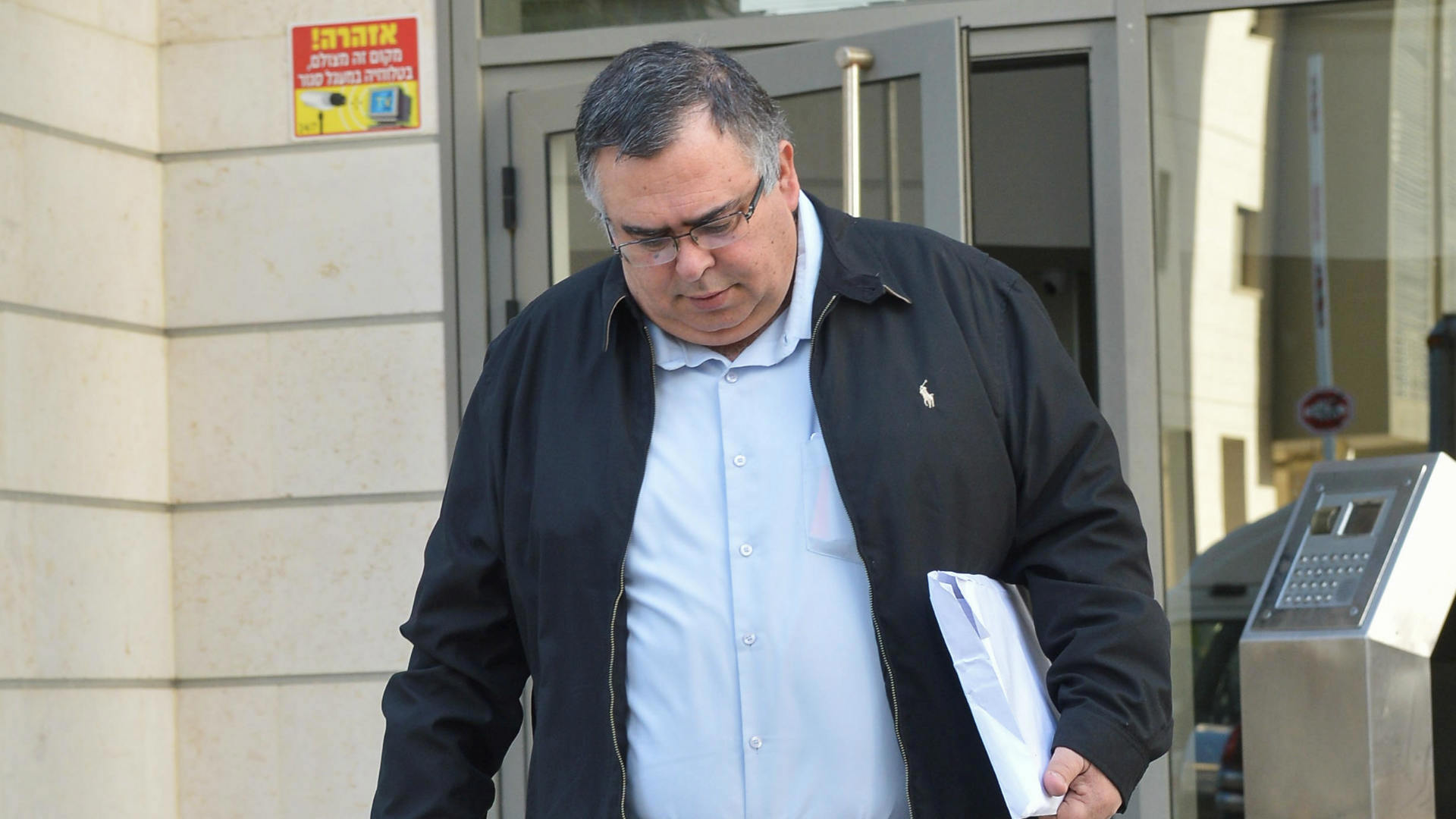 דוד ביטן ביציאה מביתו