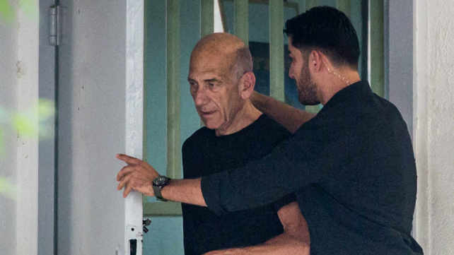 אולמרט בצאתו מהכלא