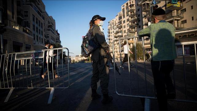 שוטרים במחסום בעת עוצר קורונה בירושלים, 13.07.20