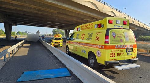 תאונת דרכים קטלנית בכביש 4: רוכב קטנוע בשנות ה-70 לחייו נהרג