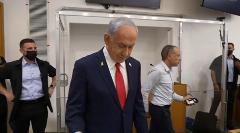 בשל "פגישות מדיניות דחופות" - יום העדות במשפט נתניהו שוב בוטל