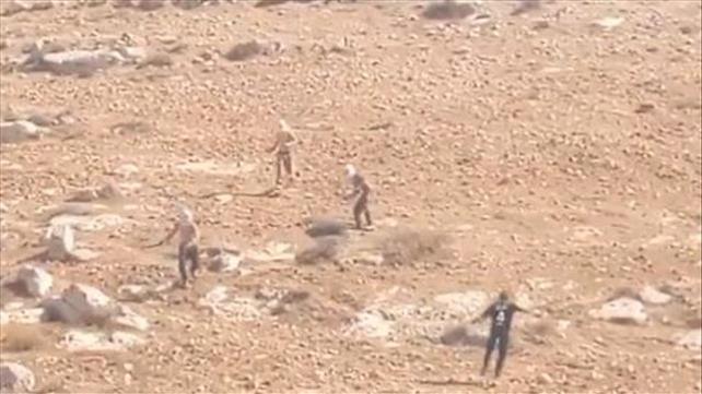 מתנחלים מיידים אבנים אל פלסטינים בדרום הר חברון 28.9.2021