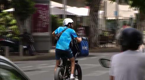 חוצים באדום ודורסים: השליחים שעוברים על החוק בשביל שכר מינימלי