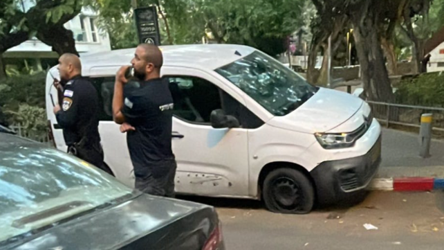 הרכב שנורה סמוך לשגרירות מצרים