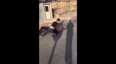 תיעוד: שוטר הותקף באלימות בגלל מתן דוח