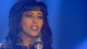 עפרה חזה. 1989