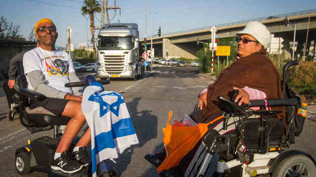 מפגינים נכים חוסמים כביש בחיפה, בחודש שעבר