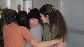 נחטף עם אשתו, הופרד ממנה - ושב לחיבוק שלה: קית' סיגל שוחרר מהשבי