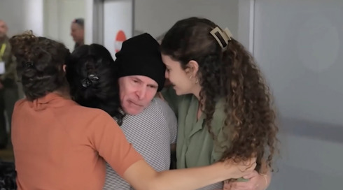 נחטף עם אשתו, הופרד ממנה - ושב לחיבוק שלה: קית' סיגל שוחרר מהשבי