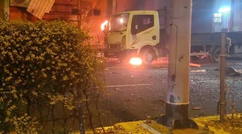 גבר כבן 50 נהרג מפיצוץ מטען חבלה שנשא על עצמו בת"א