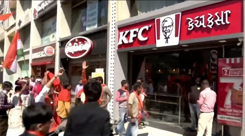 סניפי KFC עולים באש "בגלל המלחמה בעזה": עובד רשת נהרג במחאות בפקיסטן