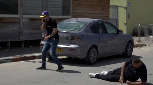 ניסיון רצח באמצע ריאיון: חבר מועצת ג'סר א-זרקא נורה לעיני המצלמות של כאן חדשות