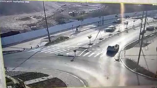 תינוק עף מהרכב בזמן נסיעה בחריש