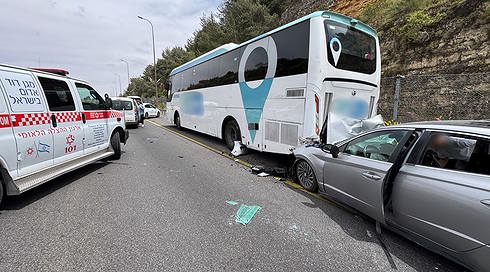 תינוקת נהרגה ו-3 נוספים נפצעו באורח קשה בהתנגשות בין רכב פרטי ואוטובוס בכביש 1