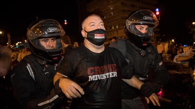 מפגין במחאה מחוץ למעון רה"מ בירושלים, יולי 2020