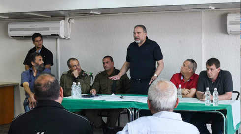 ליברמן באוגדת עזה: "בקרוב יהיה פתרון לטרור העפיפונים"