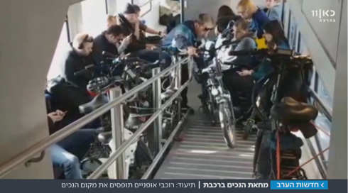 בלי בושה: רוכבי האופניים ממלאים קרונות רכבת המיועדים לנכים