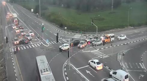 תיעוד: שתי מכוניות התנגשו בעוצמה - העדים לא טרחו להגיש עזרה