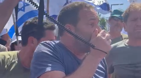 פעיל מחאה נעצר בגין תליית שלטים סמוך לבית השר וסלראוף