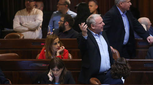 על חודו של קול: הכנסת אישרה את חוק המרכולים בקריאה שנייה ושלישית
