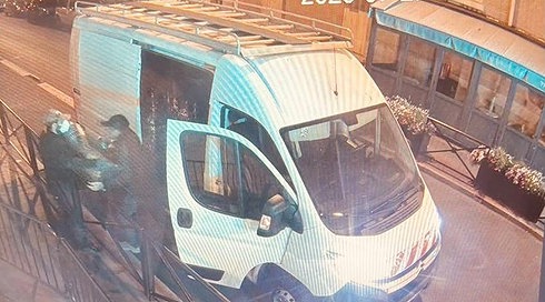 פריז: 12 ספרי תורה נשדדו מבית כנסת בפרבר "לוולואה-פרה"