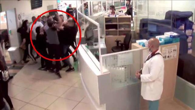 סטירות ובעיטות: 10 בני משפחה תועדו תוקפים אנשי צוות בבית חולים