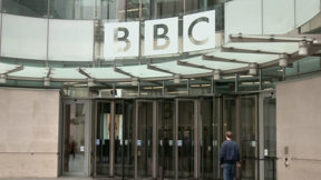 איך אומרים מחבל ב-BBC? התאגיד הבריטי מסרב לכנות את אנשי חמאס טרוריסטים