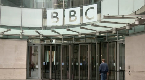 איך אומרים מחבל ב-BBC? התאגיד הבריטי מסרב לכנות את אנשי חמאס טרוריסטים