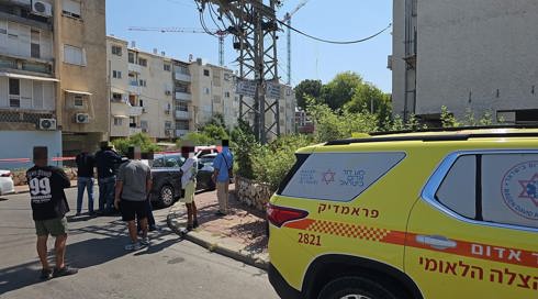 בת 80 אותרה מתה בדירתה ברחובות, בנה התבצר על הגג - וקפץ