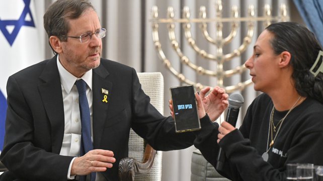 הרצוג במפגש עם משפחות חטופים