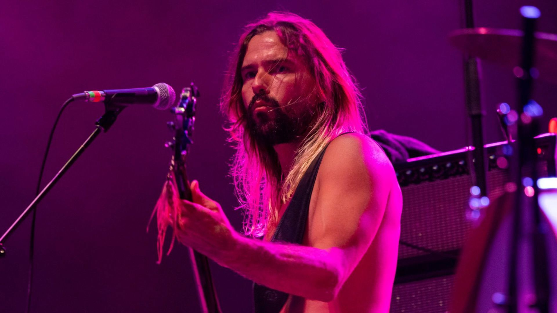 מקס אולארצ'יק בהופעה עם Big Thief בשיקגו, בשנה שעברה