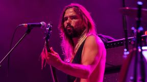 מקס אולארצ'יק בהופעה עם Big Thief בשיקגו, בשנה שעברה