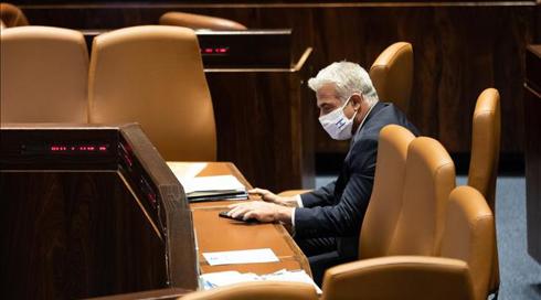התקרית בין שר החוץ יאיר לפיד ומאבטחי השב"כ: "ברח" למאבטחים - ונסע לבד להצביע בכנסת