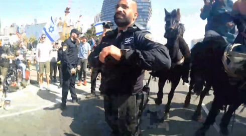 "יש לי אישור, שתוק": תיעוד השוטרים שזרקו רימוני הלם ופצעו מפגינים