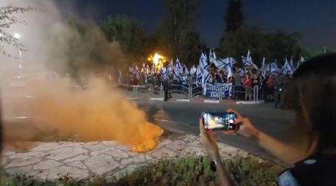 איילון צפון נחסם; מוחים זרקו רימון עשן מול ביתו של לוין
