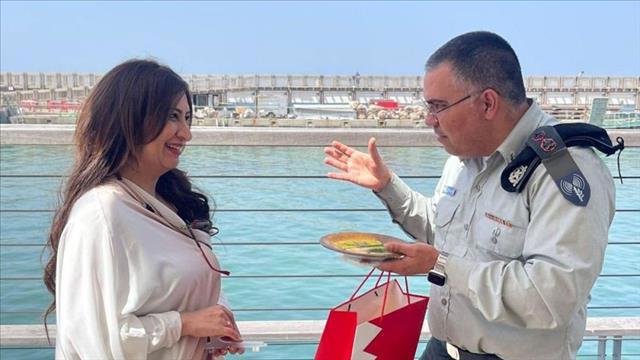 עיתונאית בחריינית עם דובר צה"ל בערבית