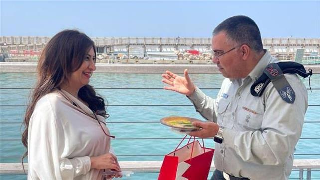 עיתונאית בחריינית עם דובר צה"ל בערבית
