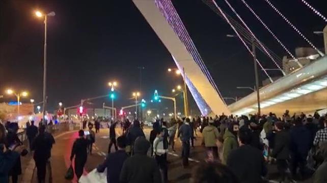 מחאת אהוביה סנדק בגשר המיתרים בירושלים 11.12.21