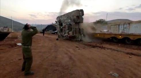 תיעוד: טנק התהפך כשעלה על מוביל בבקעה
