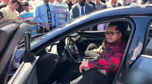 המורה התקשה להגיע לתיכון - התלמידים קנו לו אוטו