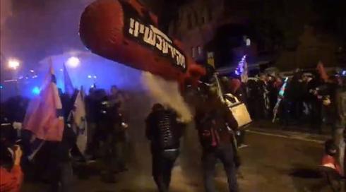 מחאת בלפור: שוטר נפגע בפניו, 2 מפגינים נעצרו