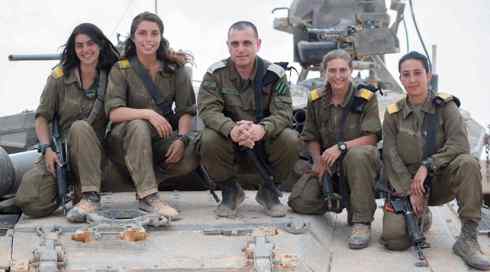 "פוטנציאל משמעותי להרוויח": ארבע לוחמות סיימו קורס מפקדי טנק