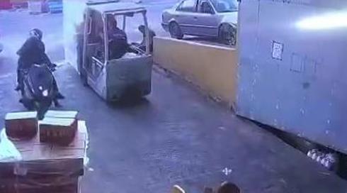 מגיע על קטנוע, יורה ונמלט: תיעוד הירי בבעל סופרמרקט בשפרעם