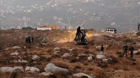 תיעוד: רעולי פנים ישראלים מיידים אבנים לעבר לוחמי מג"ב ביצהר