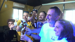 לחיים: החגיגות בפאב של יאיר הורן בניר עוז